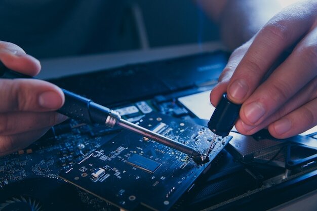 3- Reparación de computadoras y dispositivos electrónicos