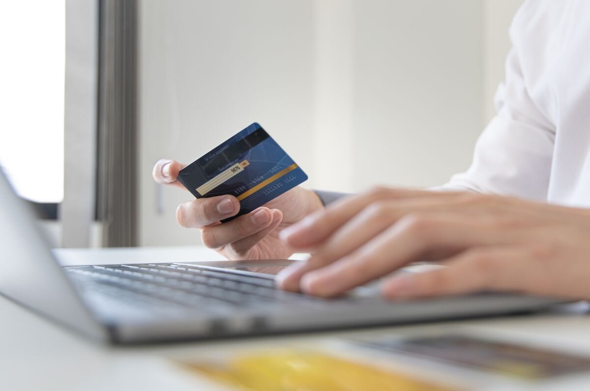 ¿Cuánto es el costo de mantenimiento de una tarjeta de crédito?